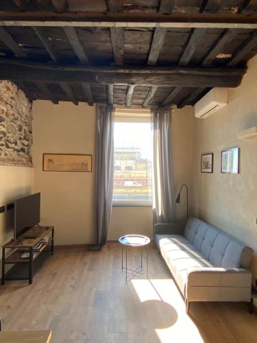een woonkamer met een bank en een tafel bij La finestra sul Museo del Mare in Genua