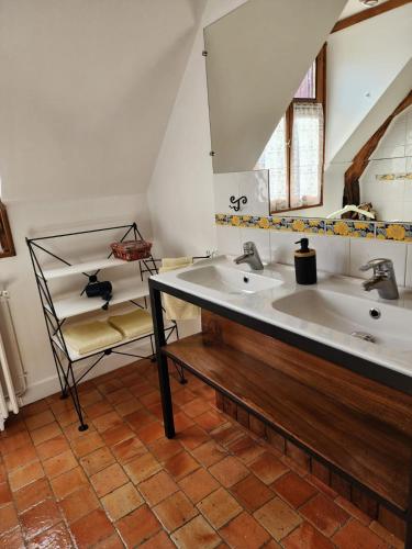 une salle de bain avec deux lavabos et un miroir dans l'établissement Manoir de la Maison Blanche, à Amboise