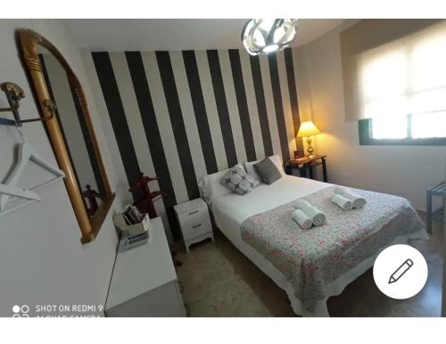 コルドバにあるSanta Marina Flowersのベッドルーム1室(ベッド1台付)