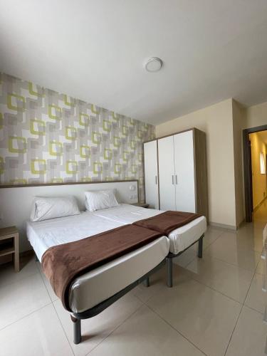 - une chambre avec un grand lit dans l'établissement NSTS Manche Residence, à Il-Gżira