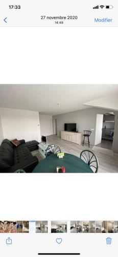 un salon avec un canapé et une table dans l'établissement Résidence Meublée Disney et Paris, à Bussy-Saint-Georges