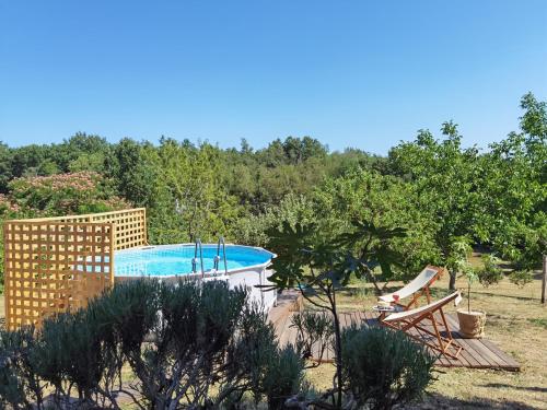 una piscina en un patio con árboles en Apartment Luce, en Pićan