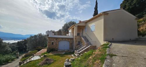 a building with a gate and a garage at Super villa idyllique & antique avec vue mer imprenable in Olmeto