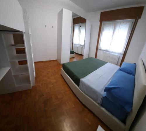 een slaapkamer met een groot bed met blauwe lakens bij Tiffany Suites Cesano in Cesano Boscone