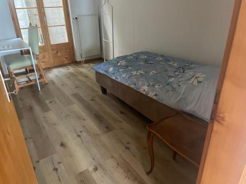 ein Schlafzimmer mit einem Bett und einem Stuhl darin in der Unterkunft Wohnung in Sigriswil