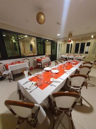a large dining room with a long table and chairs at La Lanterna in Silvi Marina