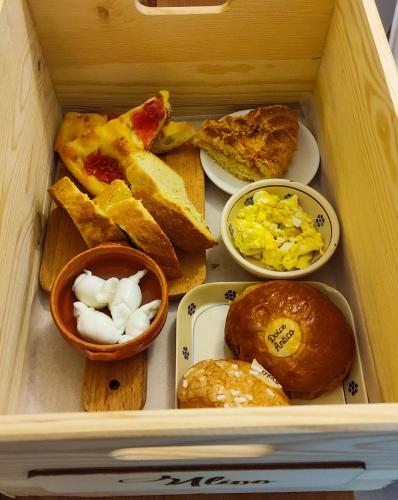a wooden lunch box filled with different types of food at Masseria Trulli sull'Aia in Cisternino