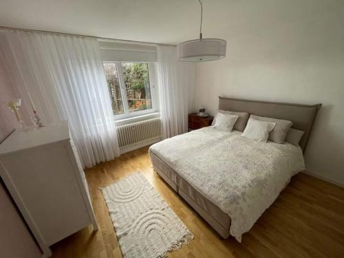 1 dormitorio con cama y ventana en Haus Rosenbusch, en Sinzing