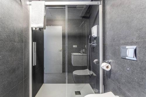 Kylpyhuone majoituspaikassa Sea view stylish apartment