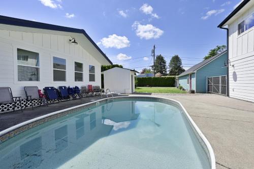 una piscina frente a una casa en Brand New Custom Built Cottage in Downtown w/Pool! en Salem