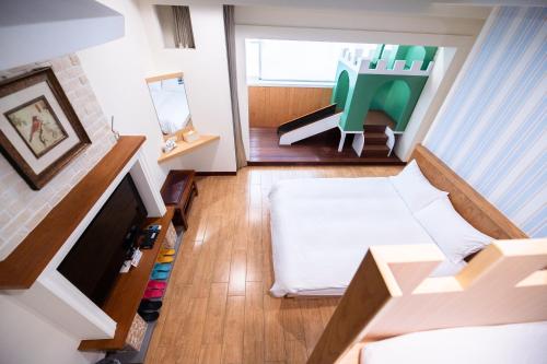 馬公市的住宿－樂天旅店，小房间设有一张床和一张桌子