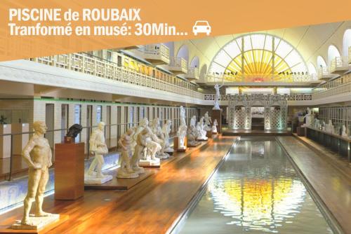 - une piste de bowling dans un bâtiment avec statues à l'étage dans l'établissement le 99B Modern apartment queen size bed connected TV, à Hallennes-lès-Haubourdin