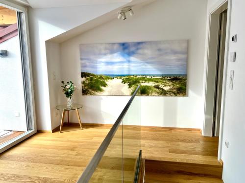 格蒙登的住宿－Gmunden Skyline，墙上有海滩照片的房间