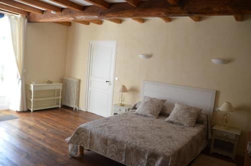 Postel nebo postele na pokoji v ubytování Gîte du Moulin Brun
