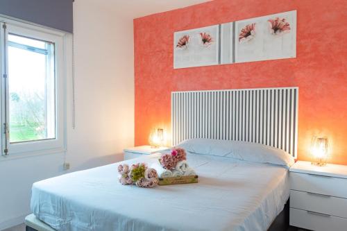 Un dormitorio con una cama con flores. en Romántico, acogedor y moderno., en Empuriabrava