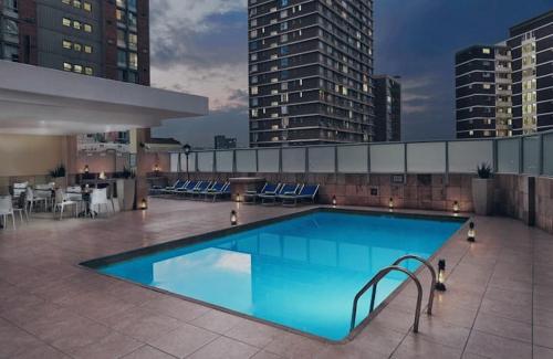 uma grande piscina no topo de um edifício em Oceanic Unit 122 - Durban North Beach em Durban