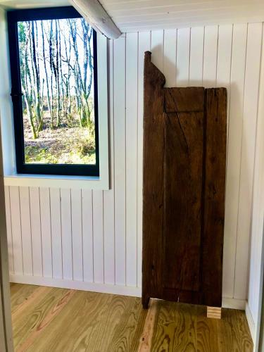 a room with a window and a wooden door at Quinta Lamosa Agroturismo in Arcos de Valdevez