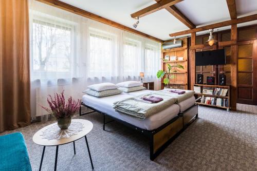 sypialnia z łóżkiem i stołem w pokoju w obiekcie Apartament gościnny w Niepołomicach