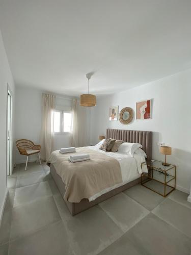 Stylish Seaside 3 Bed Apartment with Terrace + Sea View