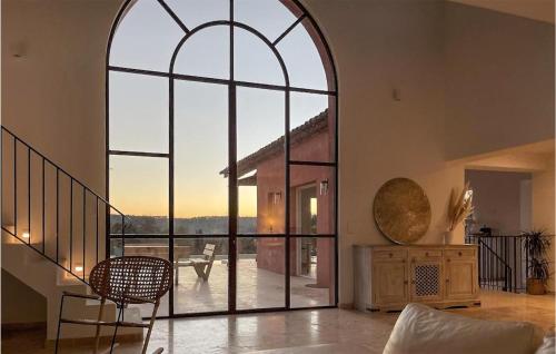 - un salon avec une grande fenêtre et une chaise dans l'établissement 4 Bedroom Cozy Home In Lorgues, à Lorgues