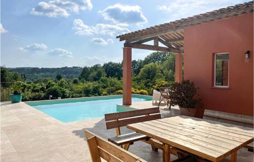 une terrasse avec une table en bois et une piscine dans l'établissement 4 Bedroom Cozy Home In Lorgues, à Lorgues