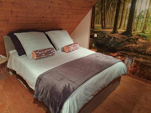 Posteľ alebo postele v izbe v ubytovaní La Chaumière avec piscine privée, à 5 minutes du Mont St-Michel