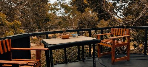 einen Tisch und zwei Stühle auf dem Balkon in der Unterkunft Jungle Cabin in Bundala Levagamgoda