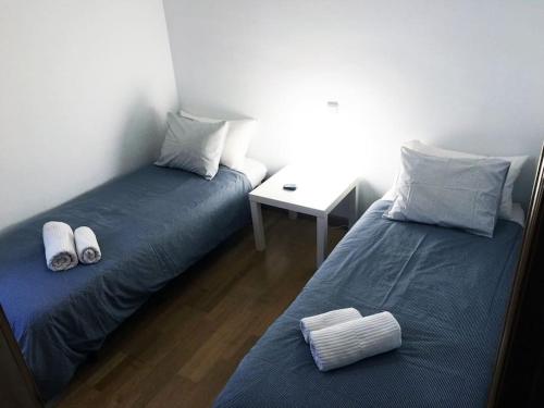 two beds sitting next to each other in a room at MODERNO APARTAMENTO EN EL CENTRO in Vilanova i la Geltrú