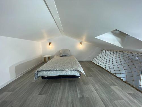 een slaapkamer met een bed op zolder bij la dent du loup à la campagne, proche de Grenoble in Noyarey