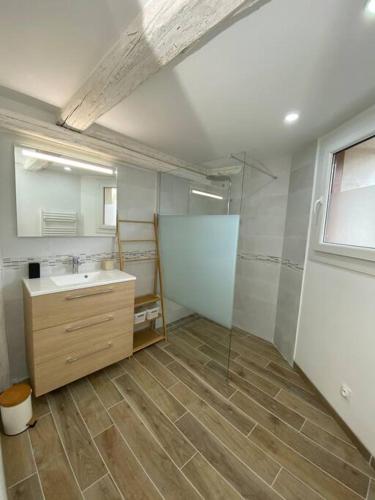 une salle de bain avec un lavabo et un miroir dans l'établissement la dent du loup à la campagne, proche de Grenoble, à Noyarey