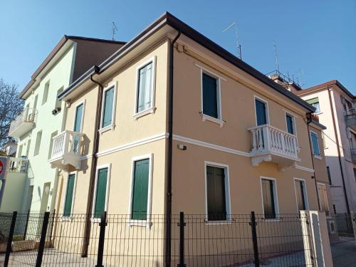 un edificio con una recinzione di fronte di Arcobaleno Rooms Venezia-Mestre a Mestre