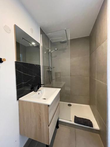 a bathroom with a sink and a shower at La belle étoile in Roye