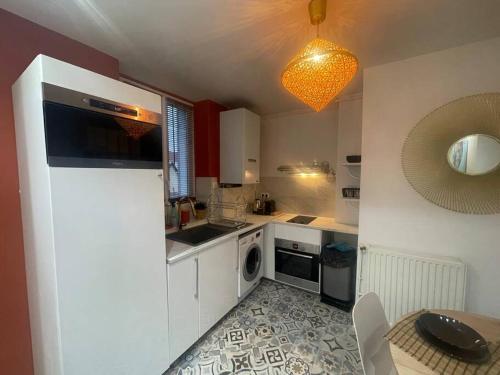 Il comprend une petite cuisine équipée d'un évier et d'un lave-vaisselle. dans l'établissement MIRA - Sublime apartment close to train station, à Corbeil-Essonnes