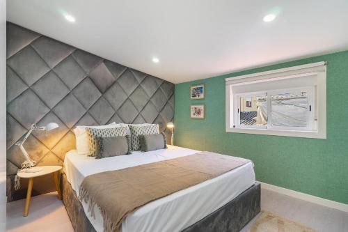 1 dormitorio con 1 cama grande y paredes verdes en WHome Porto City Center Comfort & Stylishly Furnished, en Oporto