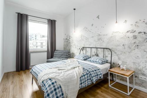 sypialnia z 2 łóżkami i marmurową ścianą w obiekcie Chill Apartments Central Park w Warszawie