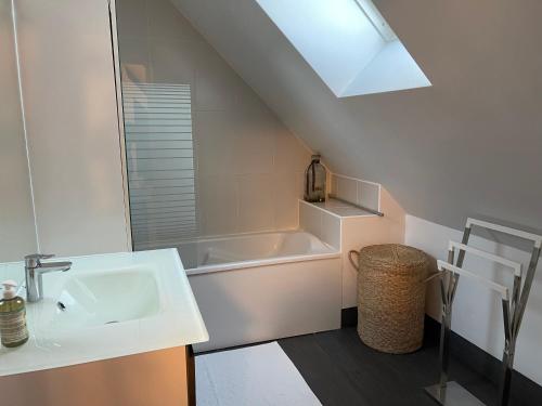 une salle de bain avec un lavabo et une baignoire dans l'établissement A l'orée d'Arras, à Saint-Laurent-Blangy