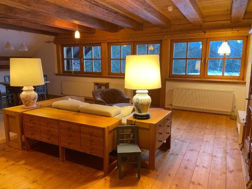 una sala de estar con 2 lámparas en una mesa en Apartment Lindbichler, en Bad Hofgastein
