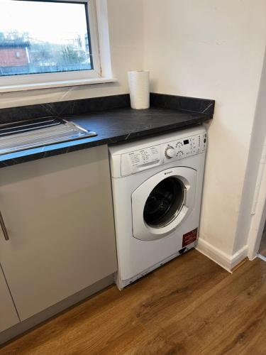 a washer and dryer in a room with a window at Stylish Town House - Modern double room - 3 in Parkside