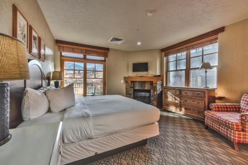 une chambre d'hôtel avec un lit et une cheminée dans l'établissement 2BR Ski-in-Out Condo With Pool MC6B, à Park City