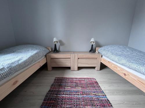 a room with two beds and a table with two lamps at Apartament Pod Jaworami z antresolą in Jelenia Góra