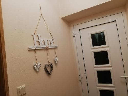 una habitación con una puerta y corazones en la pared en Haus Oldenburg en Lauterecken