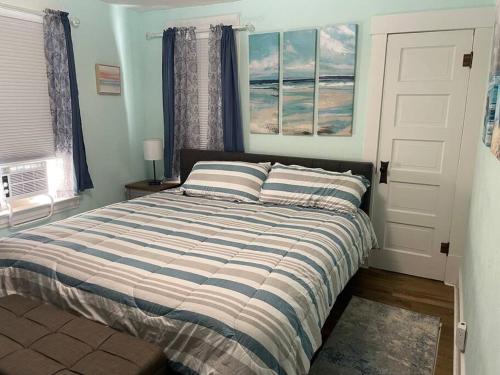 愛達荷佛斯的住宿－Town & Country，一间卧室配有一张带两个枕头的床