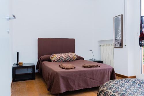 ein Schlafzimmer mit einem Bett mit zwei Handtüchern darauf in der Unterkunft Casa Francesca zona Gemelli in Rom