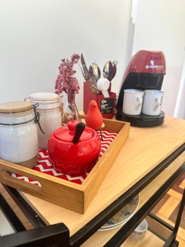 a kitchen counter with a red pot on a cutting board at Deck Hospedaria in Cunha