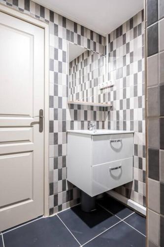 une salle de bain avec un lavabo et un miroir dans l'établissement Un refuge douillet et moderne au cœur d'Audincourt, à Audincourt
