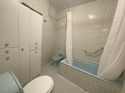 La salle de bains est pourvue de toilettes et d'une baignoire. dans l'établissement Río, mar y montaña, à Pontedeume