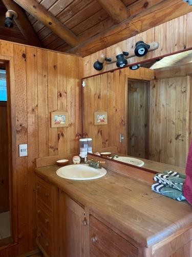 a bathroom with a sink and a tub at Maravillosa cabaña en orilla de Lago Vichuquén in El Rodeo