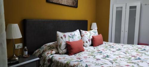 サン・クリストバル・デ・ラ・ラグーナにあるFinca Rural La Casa Verde Shalom Tenerifeのベッドルーム1室(赤い枕のベッド1台付)