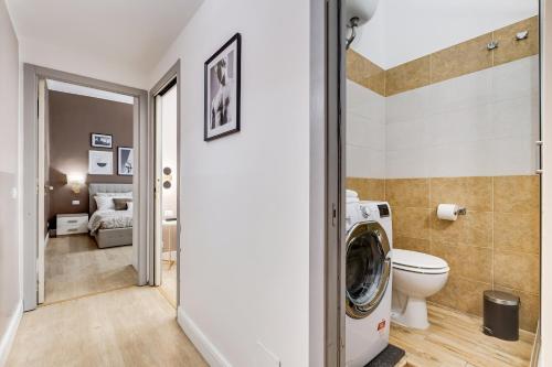 ein Bad mit einer Waschmaschine und einem Trockner im Zimmer in der Unterkunft BDC - The Choice, your 2-Bdr apt in Vatican district in Rom