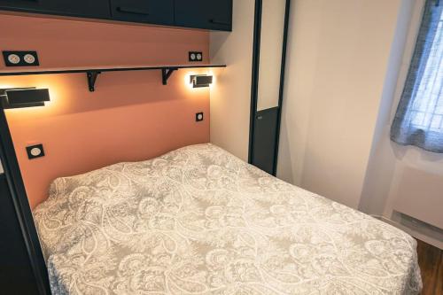 Säng eller sängar i ett rum på Appartement climatisé avec garage au cœur du centre ancien